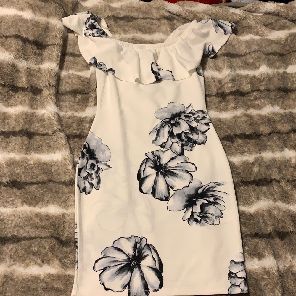 Mini dress never worn. Size medium.